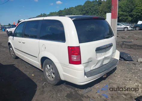 2010 Chrysler Town & Country Touring z USA, uszkodzony, nr VIN 2A4RR5D1XAR337192